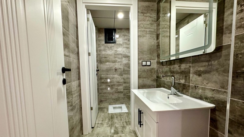 Lavanta — seramik kaplamalı banyo ve lavabo
