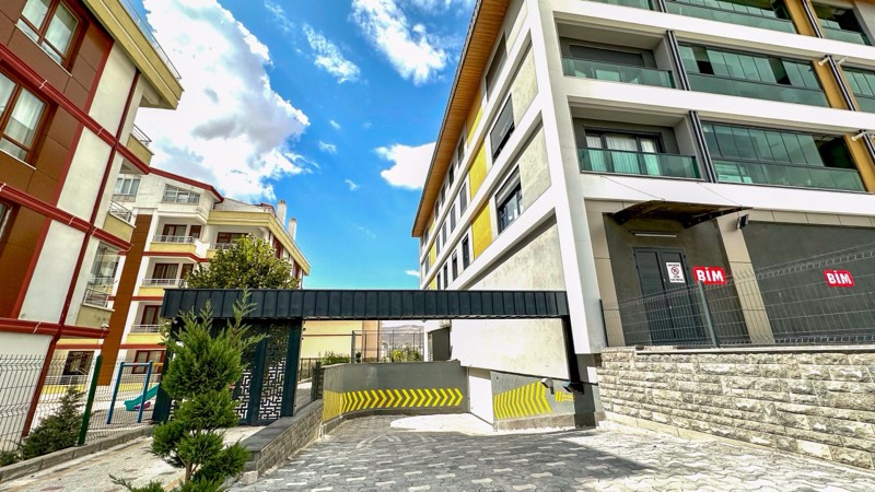Lavanta — kapalı otopark rampası ve bahçe girişi